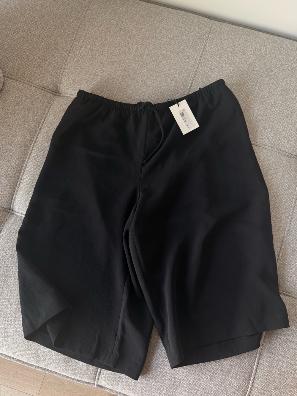 Aritzia Jetway Short Crepeette™ Women's Black Shorts - Picture 3 of 3